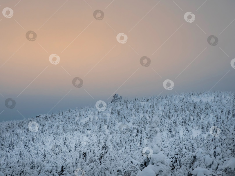 Скачать Мистический рассвет в заснеженных горах. фотосток Ozero