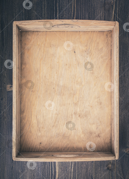 Скачать Пустая деревенская коробка на столе фотосток Ozero