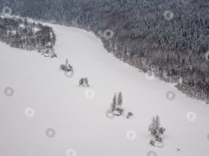 Скачать Река Вишера, русло таежной реки под снегом. фотосток Ozero