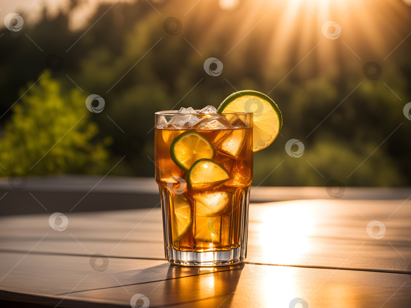 Скачать холодный чай со льдом и лимоном на открытом воздухе фотосток Ozero