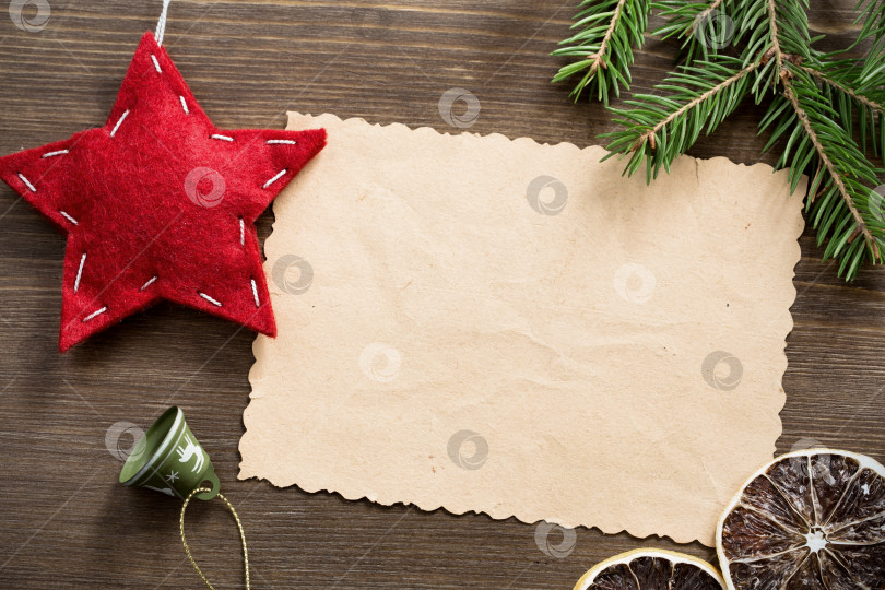Скачать Пустая винтажная открытка с рождественской красной звездой на деревянной поверхности фотосток Ozero