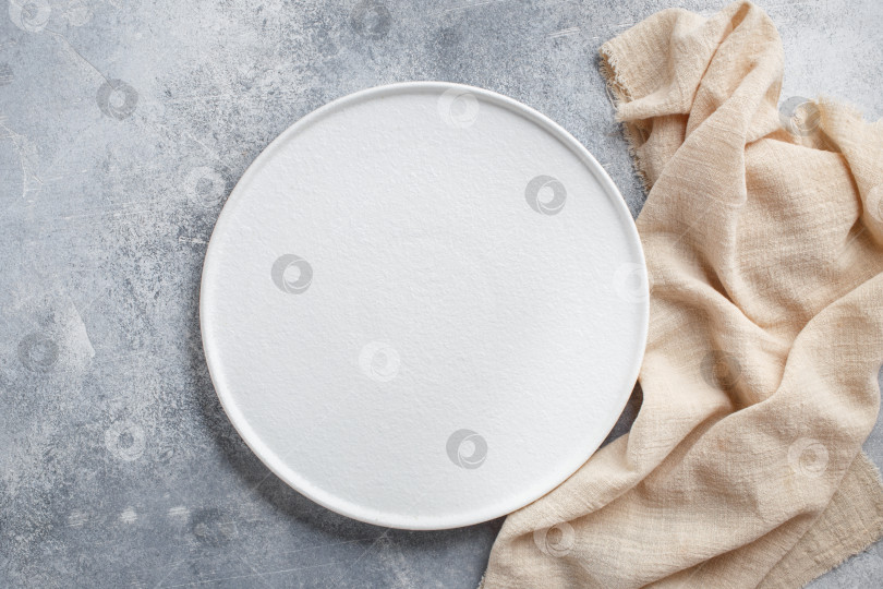 Скачать Пустая белая тарелка на бетоне фотосток Ozero