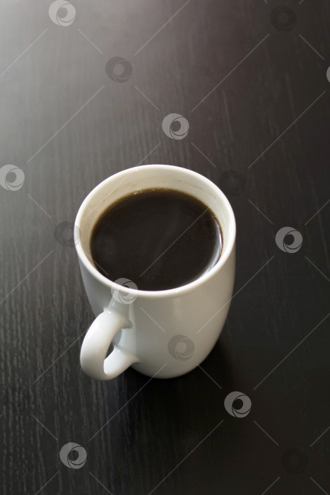 Скачать Белая чашка кофе на деревянном столе фотосток Ozero