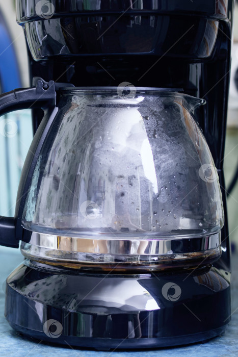 Скачать Черная кофеварка на кухонном столе фотосток Ozero