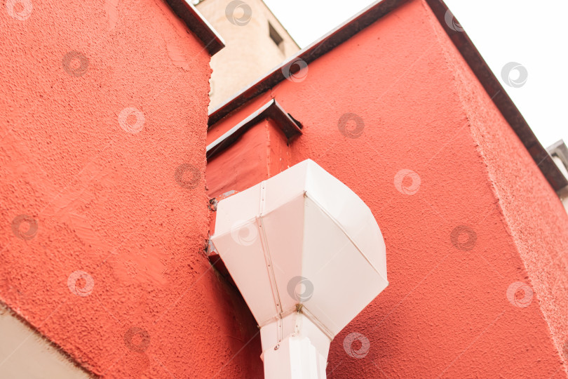 Скачать Водосточная труба на стене красного здания фотосток Ozero