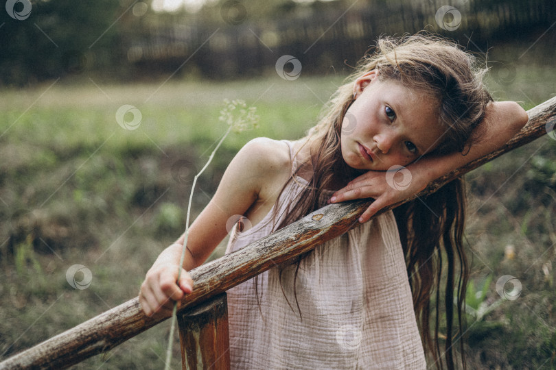 Скачать Летний портрет девочки с длинными распущенными волосами фотосток Ozero