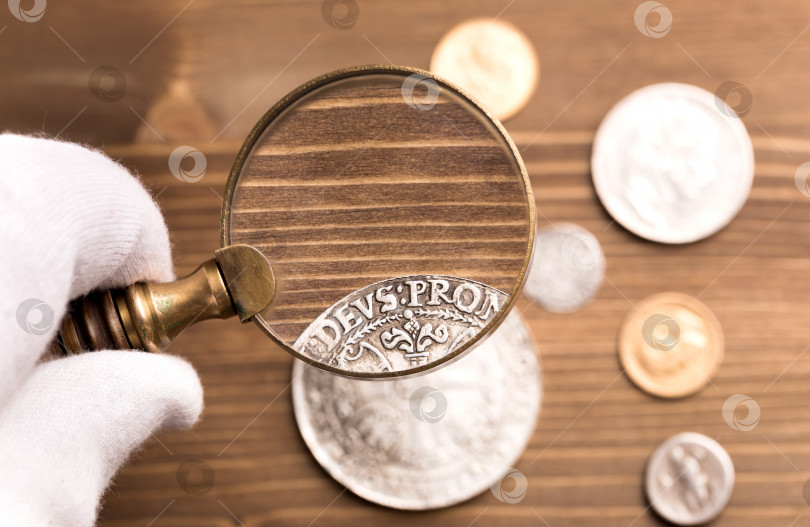 Скачать Рассматриваю старую серебряную монету фотосток Ozero