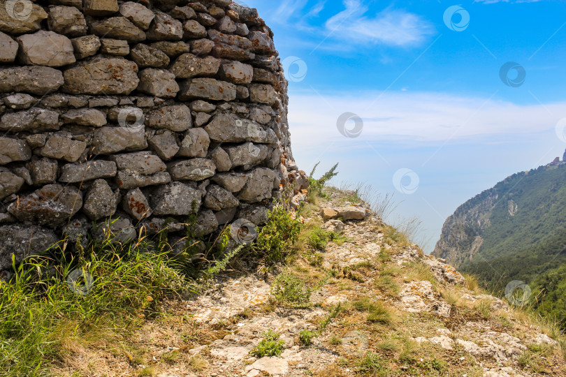 Скачать Каменная стена на горе. фотосток Ozero