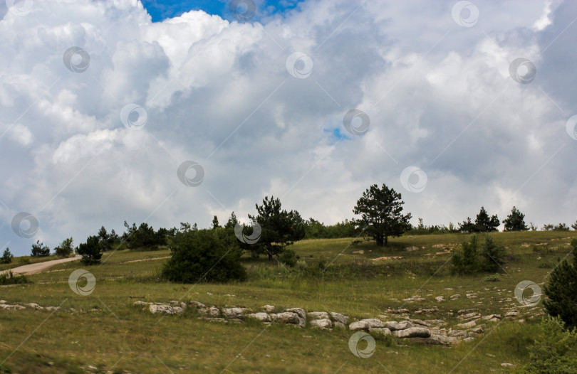 Скачать Кучевые облака над холмами. фотосток Ozero