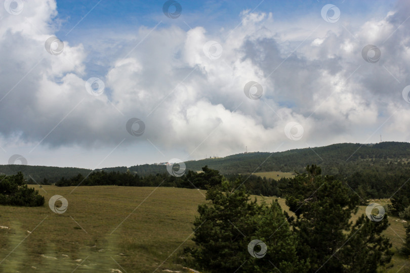 Скачать Кучевые облака над холмами. фотосток Ozero