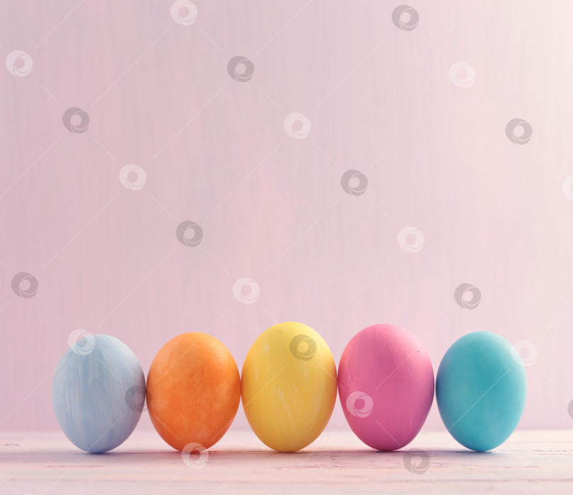 Скачать Пять разноцветных пасхальных яиц на светлом фоне фотосток Ozero