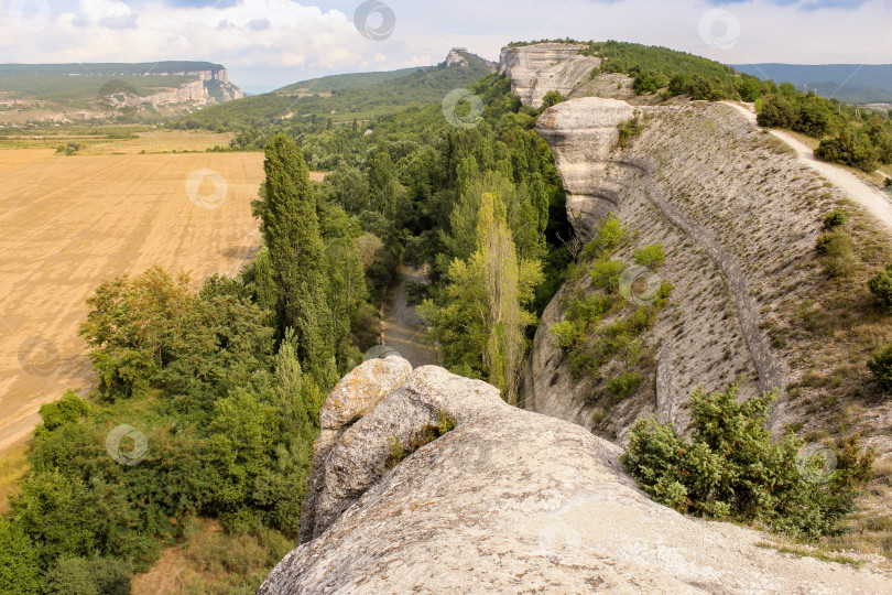 Скачать Скалы в Бахчисарайском районе Крыма. фотосток Ozero