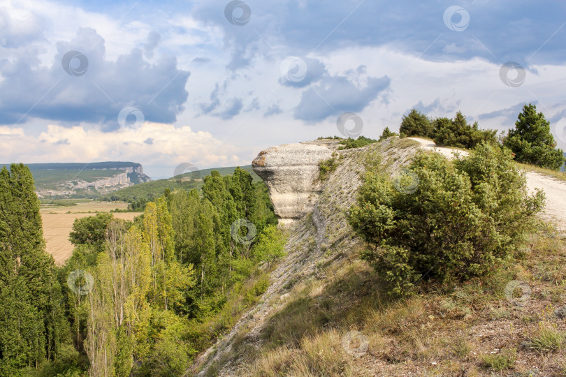 Скачать Облака над скалой. фотосток Ozero