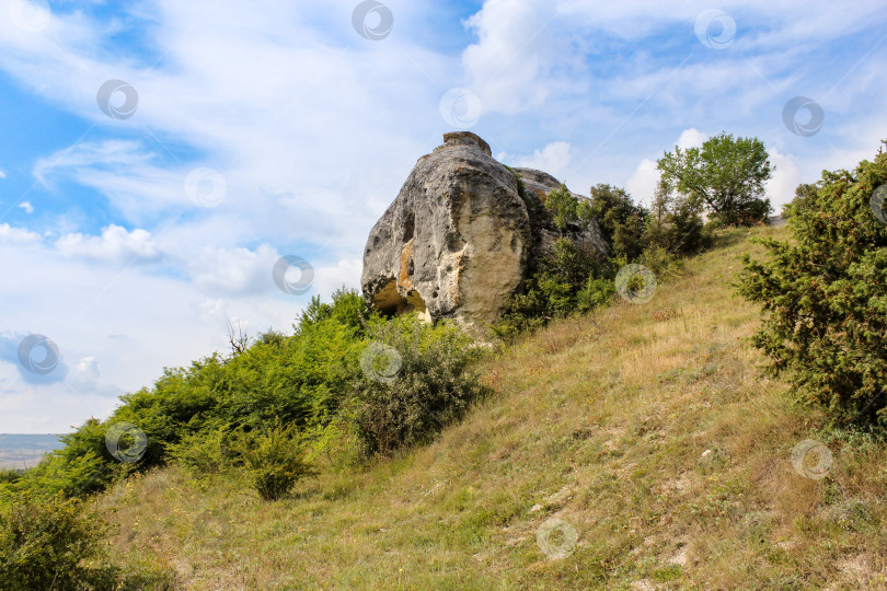 Скачать Скала на зеленом склоне. фотосток Ozero