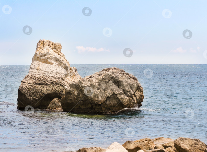 Скачать Скалы в море. фотосток Ozero