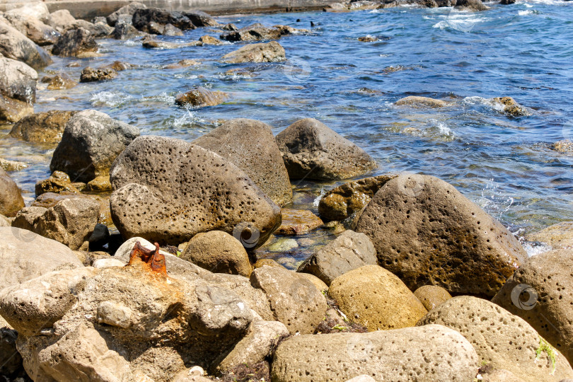 Скачать Валуны у воды. фотосток Ozero