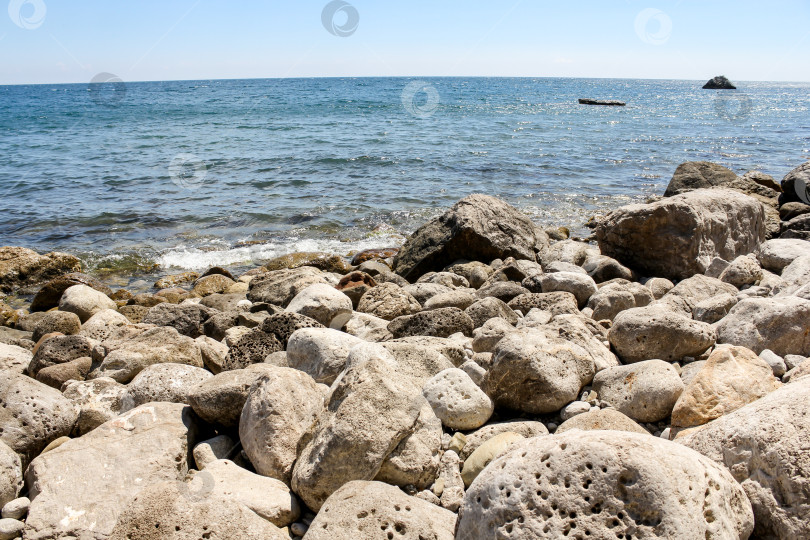 Скачать Скалистый морской берег. фотосток Ozero