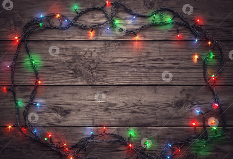 Скачать Рождественские гирлянды на деревянном фоне фотосток Ozero