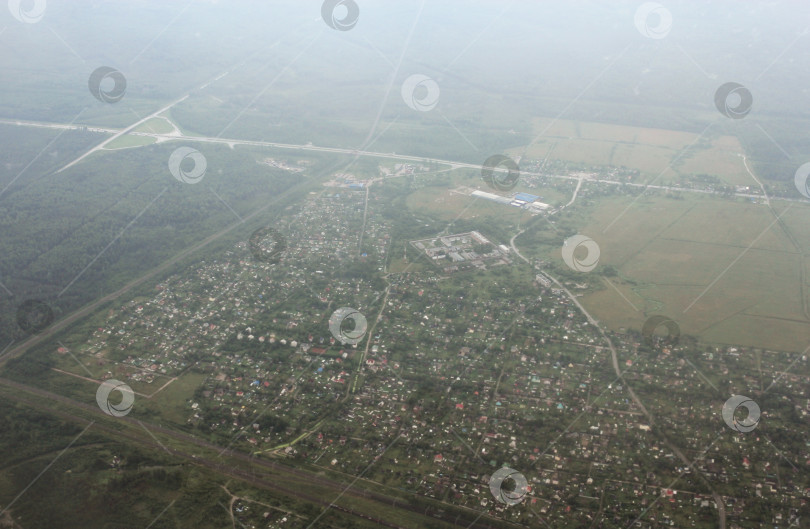 Скачать Населенный пункт из иллюминатора самолета. фотосток Ozero