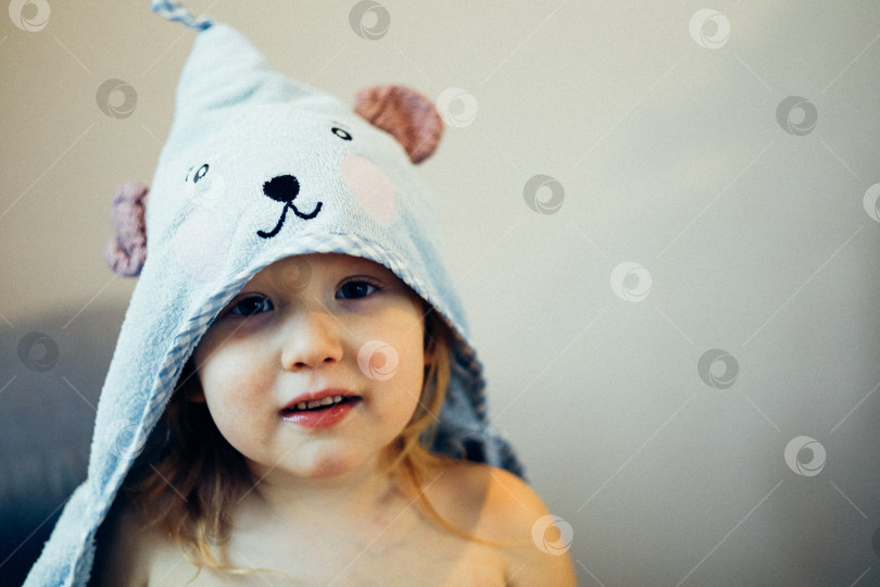 Скачать Ребенок в полотенце после купания фотосток Ozero