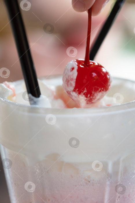Скачать Клубничный молочный коктейль со взбитыми сливками и вишней сверху, ретро-десертная посыпка фотосток Ozero