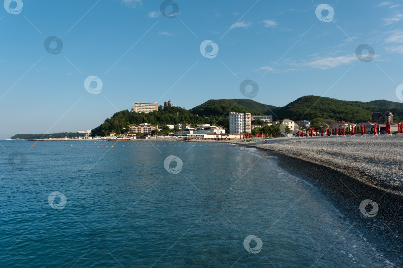 Скачать Пляж утром в курортном поселке Небуг Краснодарского края России. фотосток Ozero