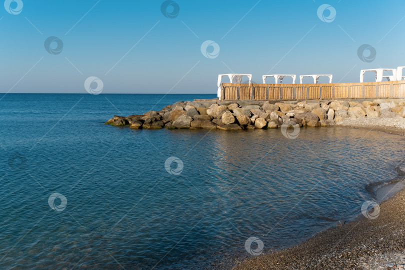 Скачать Пляж утром в курортном поселке Небуг Краснодарского края России. фотосток Ozero