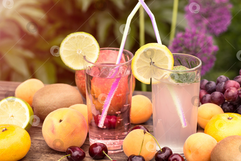 Скачать Свежий лимонад и спелые фрукты фотосток Ozero