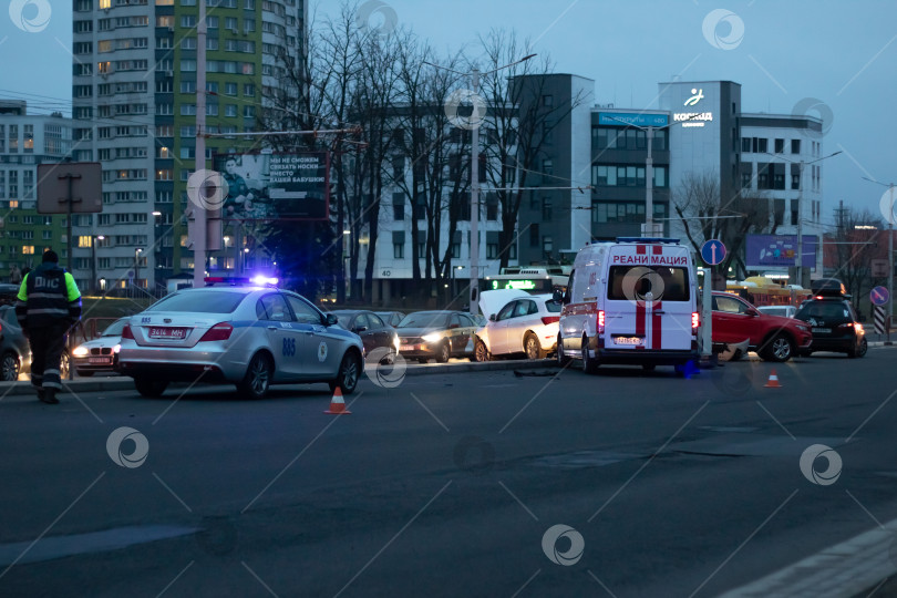 Скачать Беларусь, Минск - 24 февраля 2024 года: Автомобильная авария на дороге в сумерках фотосток Ozero