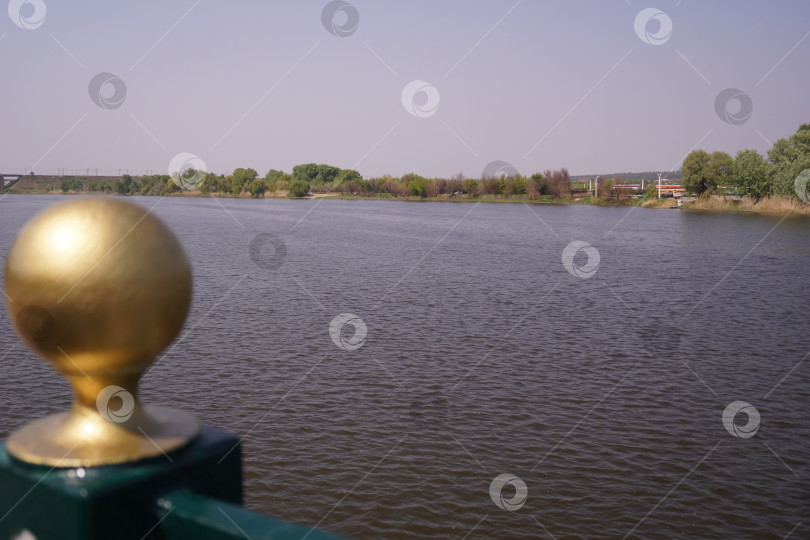 Скачать Вид на реку с набережной фотосток Ozero