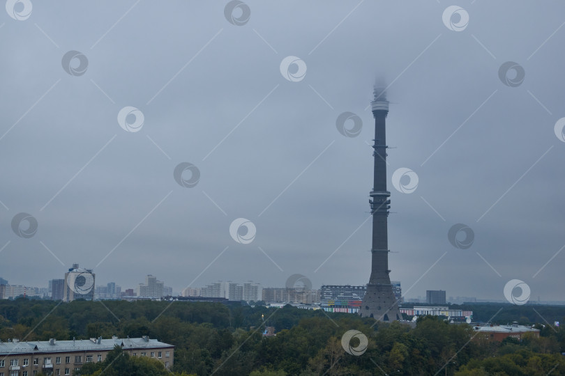 Скачать Москва, Россия - 11 августа 2013 года: Останкинская башня над городским пейзажем Москвы. фотосток Ozero