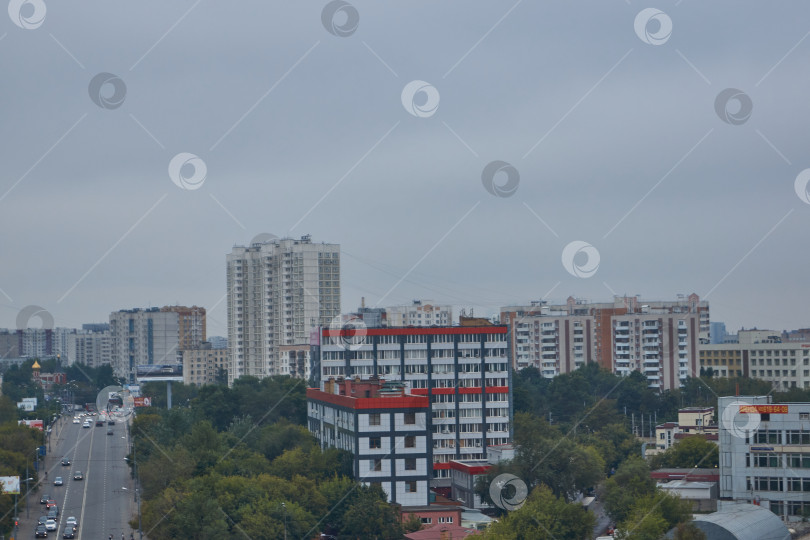 Скачать Москва, Россия - 11 августа 2013 года: Панорама Москвы, зеленая зона с деревьями, зданиями, в районе Останкинской телебашни. фотосток Ozero