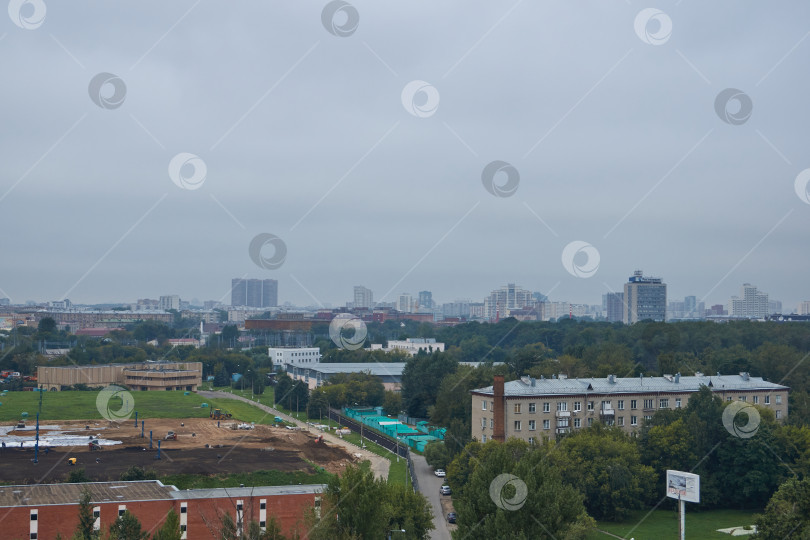 Скачать Москва, Россия - 11 августа 2013 года: Панорама Москвы, зеленая зона с деревьями, зданиями, в районе Останкинской телебашни. фотосток Ozero