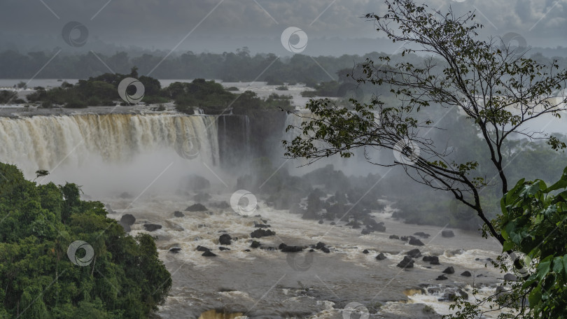 Скачать Красивый пейзаж с водопадом. фотосток Ozero