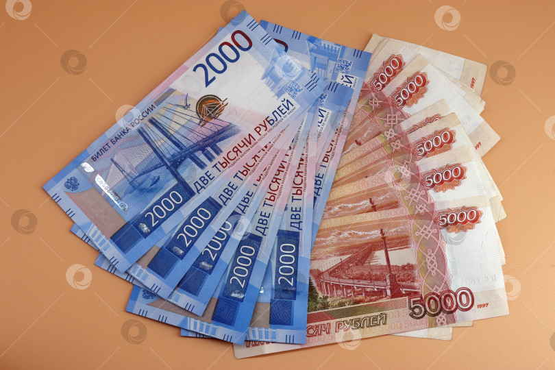 Скачать Банкноты российских денег номиналом в две и пять тысяч. Российские деньги фотосток Ozero