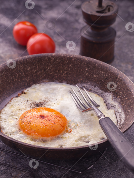 Скачать Жареное яйцо на сковороде крупным планом фотосток Ozero