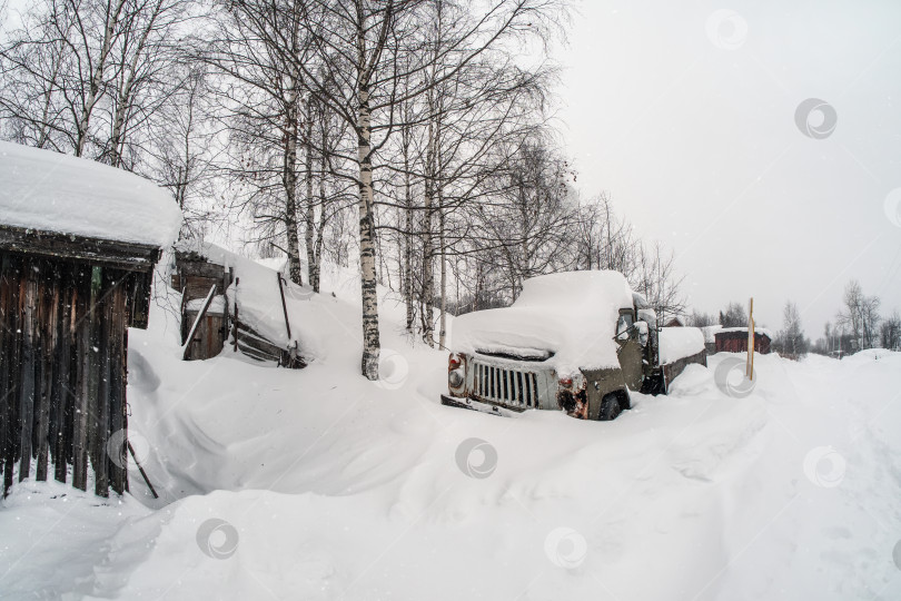 Скачать Деревенский зимний пейзаж, старый грузовик в сугробах фотосток Ozero