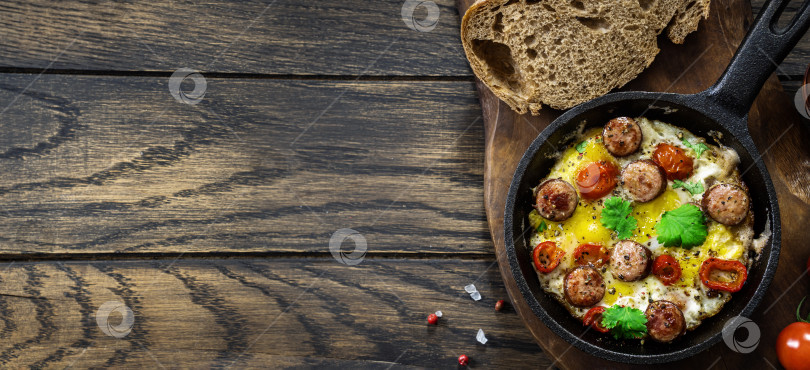 Скачать Яичница-глазунья с острыми сосисками и хлебом сверху фотосток Ozero