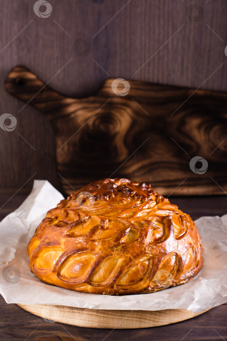 Скачать Традиционный пикантный пирог курник с курицей, картофелем и рисом. Домашняя выпечка. Вид сверху фотосток Ozero