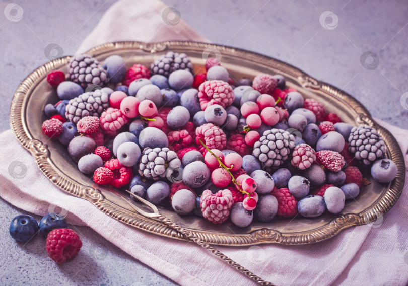Скачать Замороженные ягоды на винтажном подносе фотосток Ozero