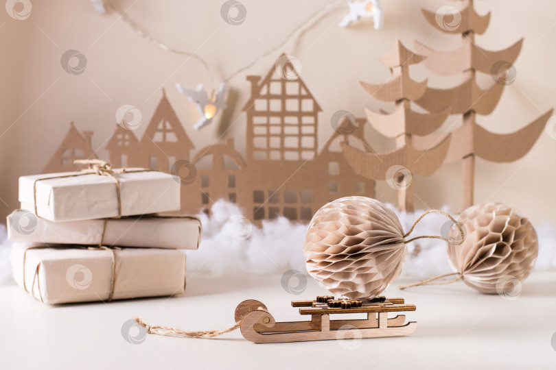 Скачать Рождественский декор для дома своими руками - бумажный шар на санках, подарки из крафтовой бумаги, картонная елка и домик. фотосток Ozero