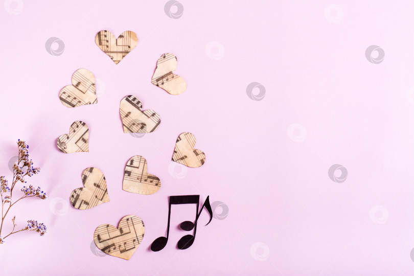 Скачать Бумажные сердечки, записки и сухие цветы на розовом фоне. Концепция музыки о любви. Вид сверху. фотосток Ozero