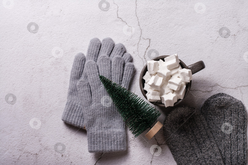 Скачать Какао с зефиром, шерстяными перчатками, носками и рождественской елкой из гипса. Вид сверху. фотосток Ozero