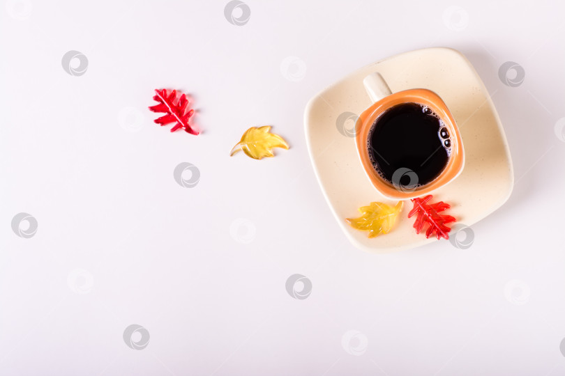 Скачать Осенний натюрморт с чашкой черного кофе и разноцветными листьями на розовом фоне. Вид сверху. Место для копирования фотосток Ozero