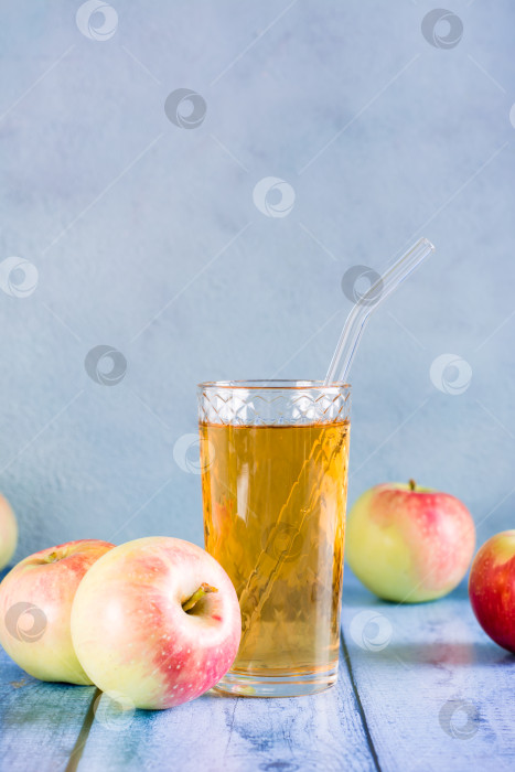 Скачать Свежевыжатый яблочный сок в стакане и фрукты на столе. Домашние напитки. Вид по вертикали фотосток Ozero