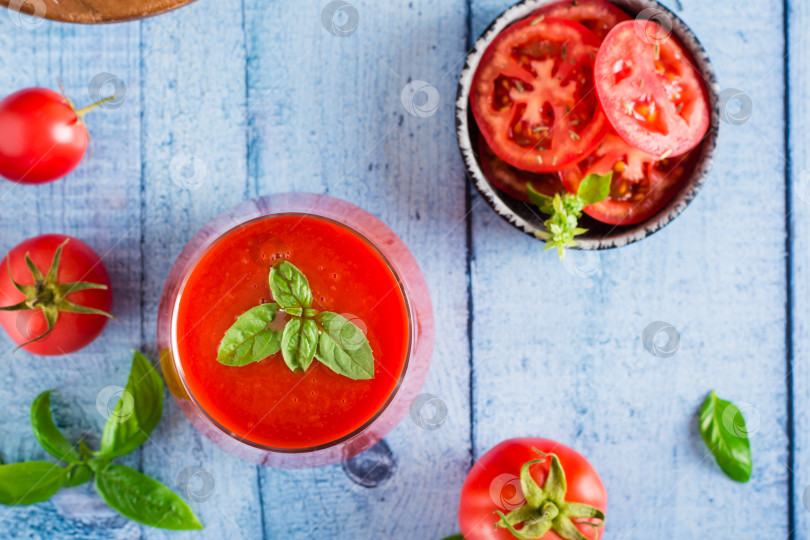 Скачать Свежий томатный сок с листьями базилика в стакане. Домашние органические напитки. Вид сверху. Крупным планом фотосток Ozero