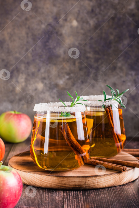 Скачать Натуральный яблочный сидр с корицей в бокалах на столе. Домашние напитки. Вид по вертикали фотосток Ozero