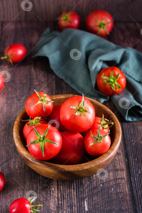 Скачать Спелые сырые целые помидоры в миске на деревянном столе. Сбор урожая из местных продуктов. Вид по вертикали фотосток Ozero