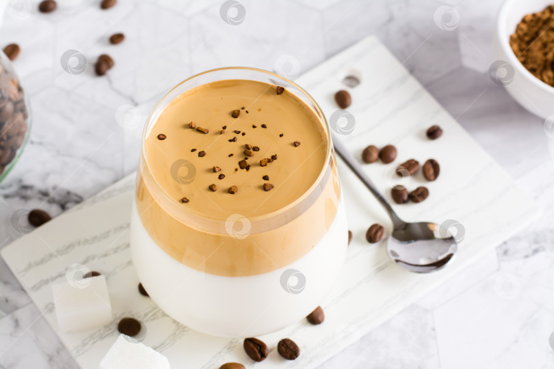 Скачать Dalgona coffee - модный корейский кофе со льдом в стакане на столе. Напиток для социальных сетей. фотосток Ozero