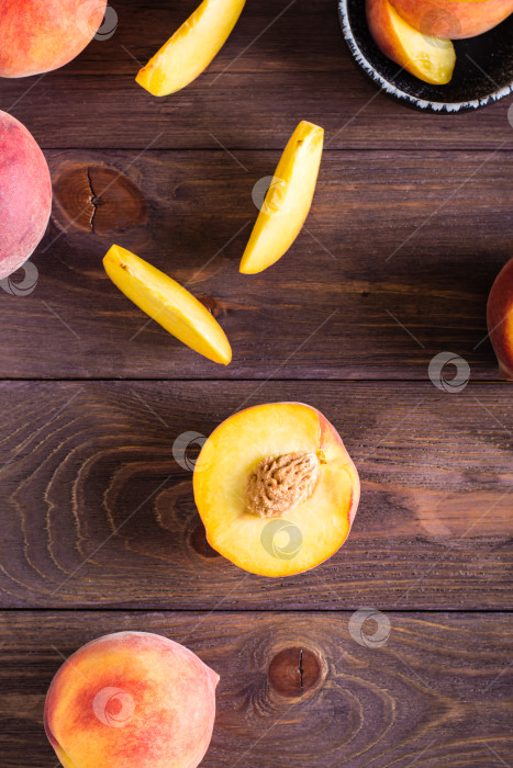 Скачать Нарезанные персики на деревянном столе. Органическая витаминная еда. Вид сверху и по вертикали фотосток Ozero